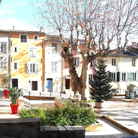 Entre Saint-tropez Et Les Gorges Du Verdon.